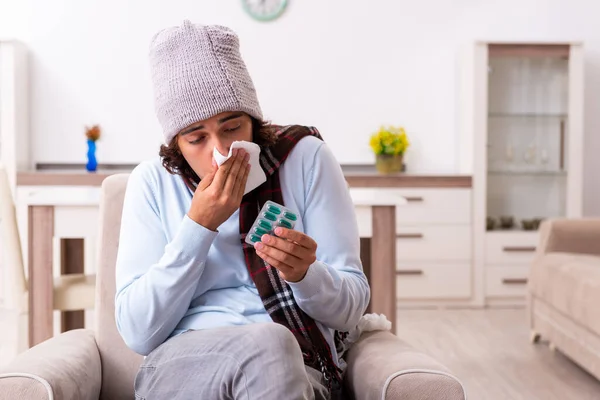 Mladý muž trpící doma chřipkou — Stock fotografie