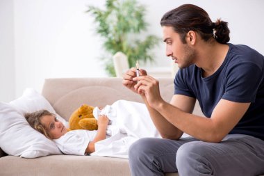 Baba hasta kızına bakıyor.