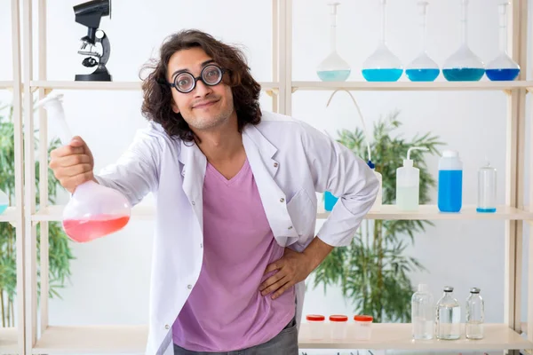 Funny chemist working in the lab — Stock Photo, Image