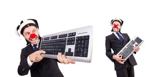 Lustiger Clown mit Tastatur isoliert auf weiß — Stockfoto