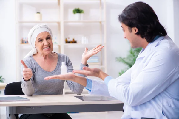 Jonge mannelijke arts en vrouwelijke oncologie patiënt — Stockfoto