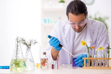 Parfüm sentezi konseptinde genç bir kimyager.