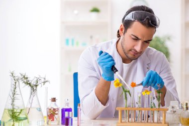 Parfüm sentezi konseptinde genç bir kimyager.