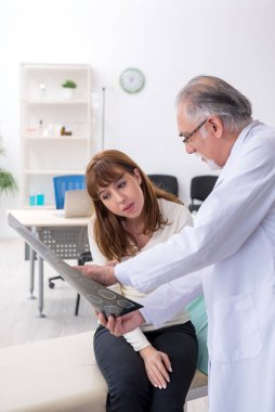 Deneyimli bir radyologu ziyaret eden genç bir kadın.