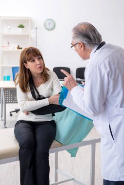 Genç yaralı kadın deneyimli bir travmatoloğu ziyaret ediyor.