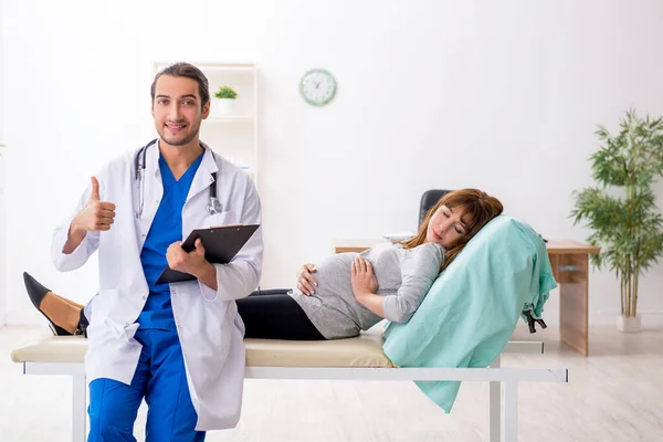 Ung kvinna besöker ung manlig läkare gynekolog — Stockfoto