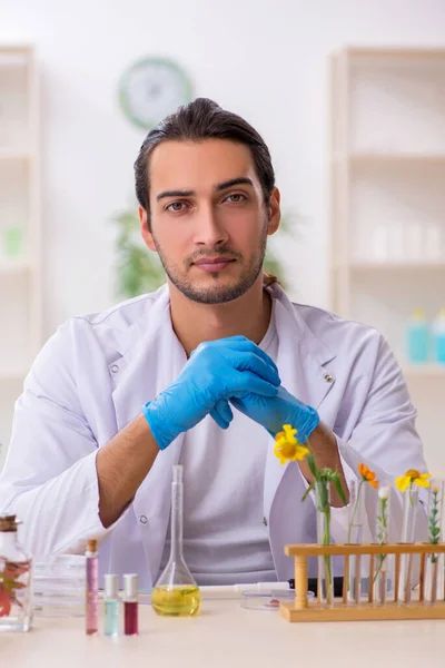 Joven químico masculino en el concepto de síntesis de perfume — Foto de Stock