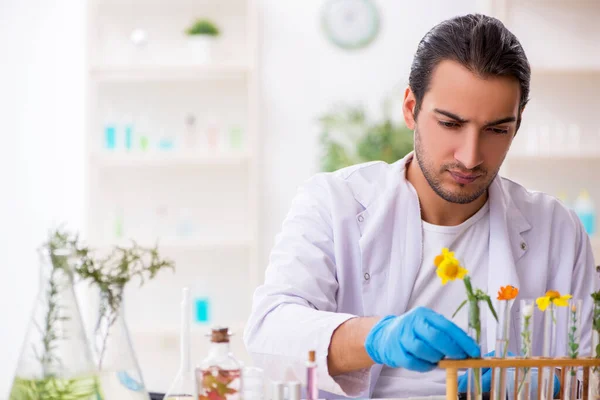 Jeune chimiste masculin dans le concept de synthèse de parfum — Photo