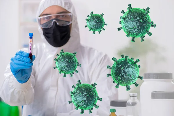 医生在实验室研发Covid-19疫苗 — 图库照片