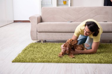 Cocker Spaniel köpeği olan genç bir adam.