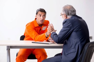 Duruşma öncesi gözaltı avukatıyla genç tutuklu toplantısı