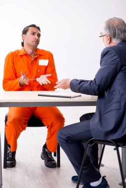 Duruşma öncesi gözaltı avukatıyla genç tutuklu toplantısı