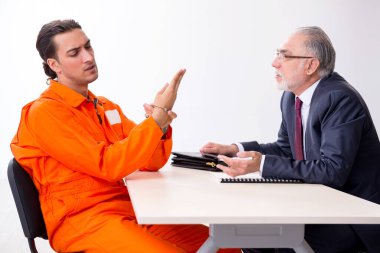 Duruşma öncesi gözaltı avukatıyla genç tutuklu toplantısı