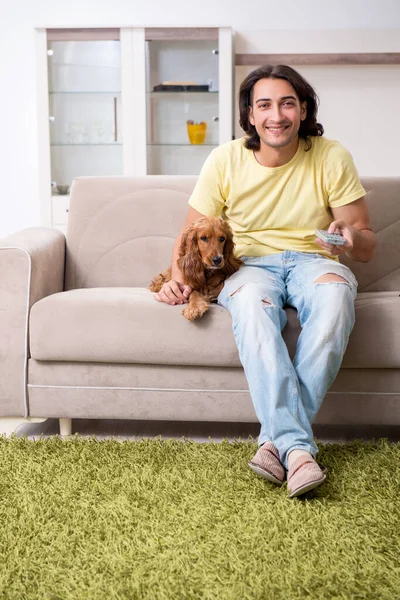 Cocker Spaniel köpeği olan genç bir adam. — Stok fotoğraf