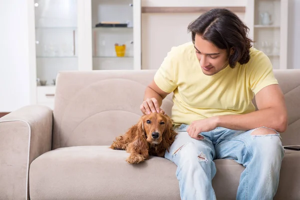 Cocker Spaniel köpeği olan genç bir adam. — Stok fotoğraf