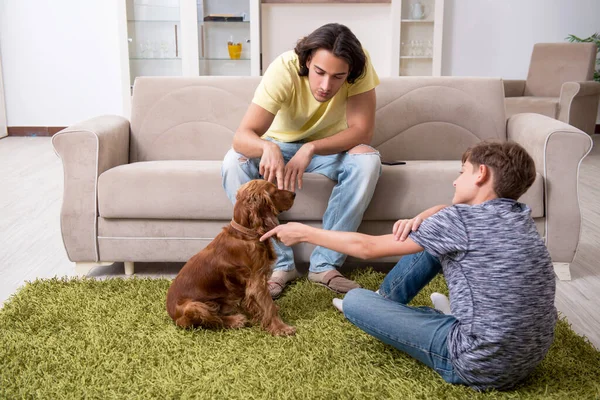 Genç baba ve oğlu cocker spaniel köpeğiyle — Stok fotoğraf