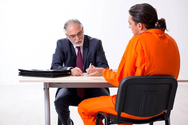 Giovane incontro prigioniero con l'avvocato in custodia cautelare — Foto Stock