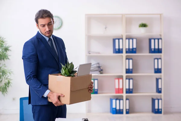 Jeune homme renvoyé de son travail — Photo