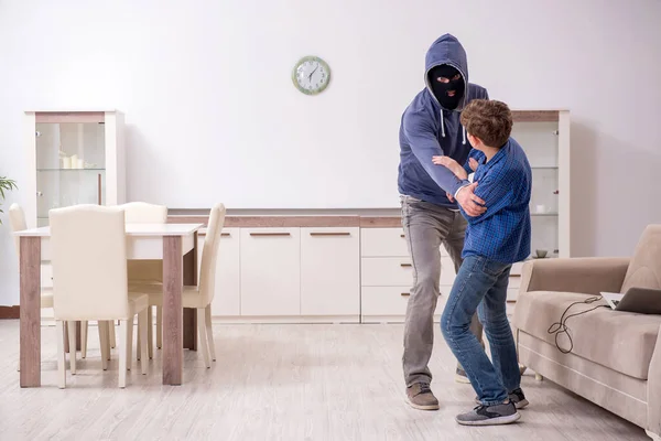 Концепция похищения детей с маленьким мальчиком — стоковое фото