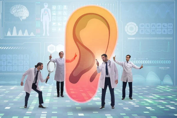 Médico examinando orelha gigante no conceito médico — Fotografia de Stock