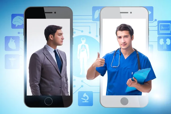 Concepto de telemedicina con médico examinando remotamente —  Fotos de Stock