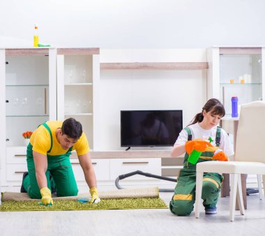 Evde çalışan profesyonel müteahhitleri temizliyorum.