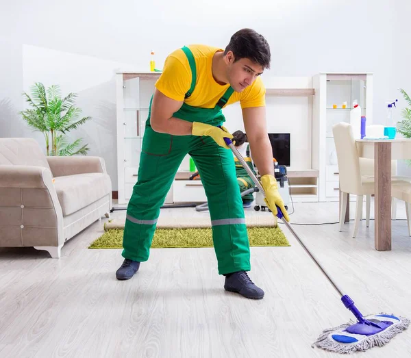Επαγγελματίας εργολάβος καθαρισμού που εργάζεται στο σπίτι — Φωτογραφία Αρχείου