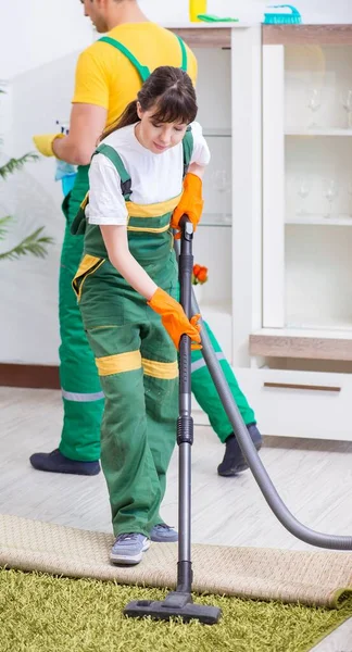 Reinigung professioneller Auftragnehmer im Haus — Stockfoto
