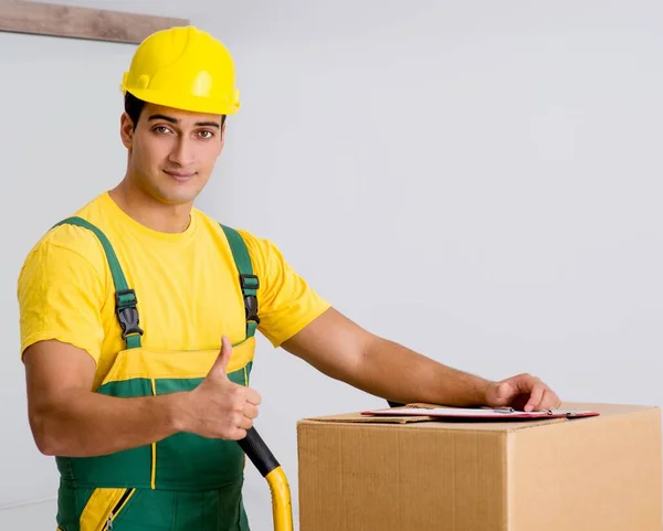 El hombre entrega cajas durante el movimiento de la casa —  Fotos de Stock