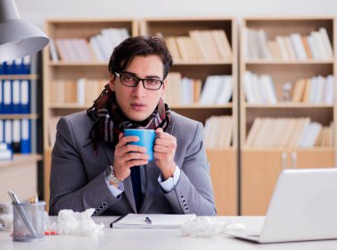 Hasta işadamı, ofiste hastalık yüzünden acı çekiyor.