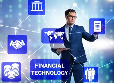 Fintech konseptinde düğmelere basan iş adamı