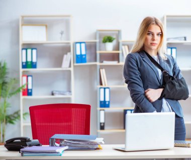 Ofiste çalışan yaralı kadın çalışan.