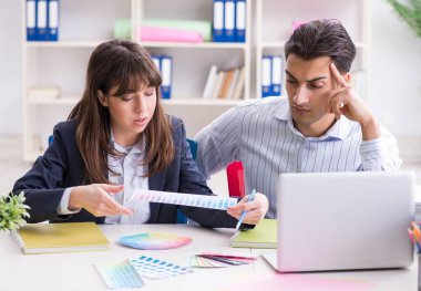 İnsanlar projenin yeni tasarımını tartışıyor