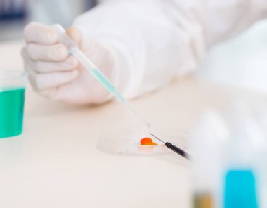 Laboratuvarda çalışan erkek kimyager.