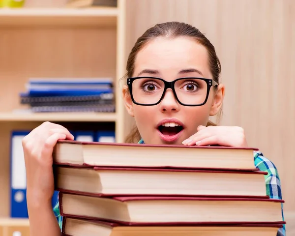 Giovane studentessa preparazione per gli esami — Foto Stock