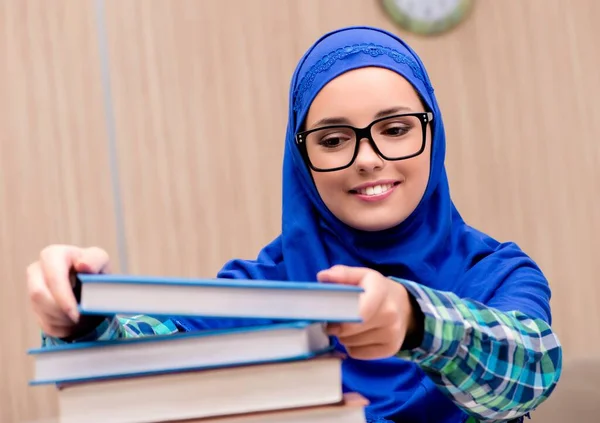 Muzulmán lány bejegyzés vizsgákra való felkészülés — Stock Fotó