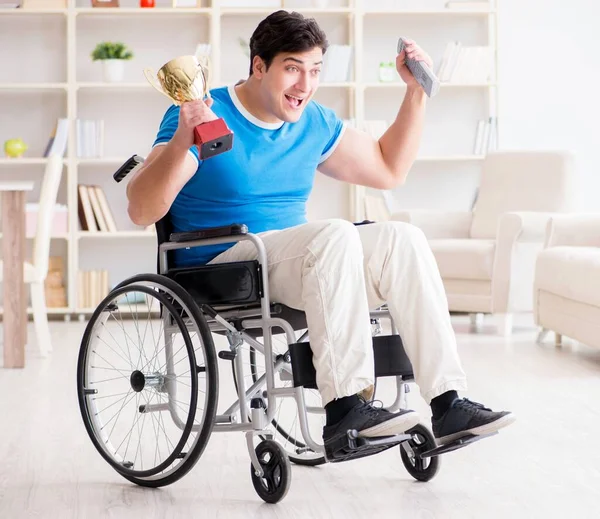 Uomo disabile guardare sport in tv — Foto Stock