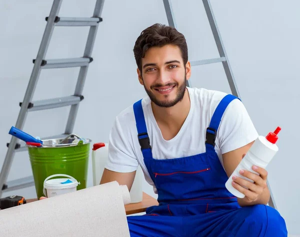 Reparateur doet renovatie reparatie in het huis met papieren wallpa — Stockfoto
