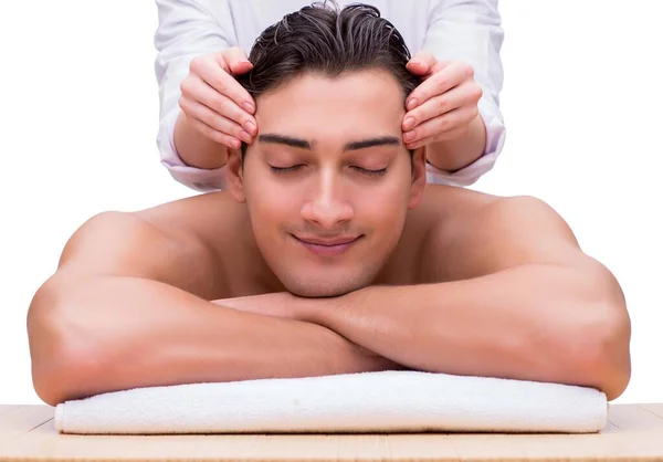 Bello uomo durante spa massaggio sessione — Foto Stock