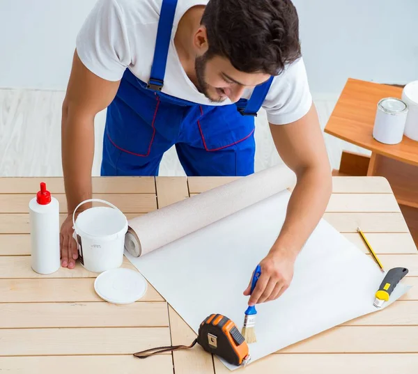 Trabajador trabajando en el papel pintado durante la renovación — Foto de Stock