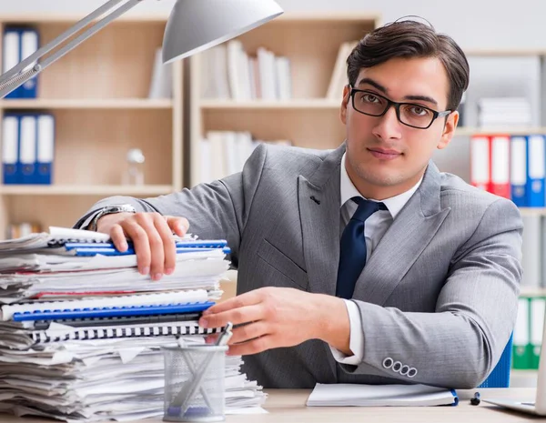 Bonito empresário que trabalha no escritório — Fotografia de Stock