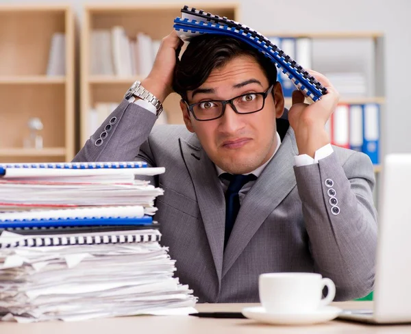 Bonito empresário que trabalha no escritório — Fotografia de Stock