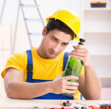 Atölyede çalışan sarhoş mühendis.