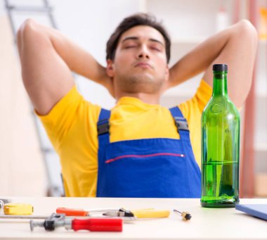 Atölyede çalışan sarhoş mühendis.