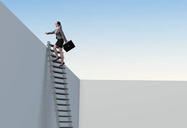 Empresaria subiendo una escalera para escapar de problemas — Foto de Stock