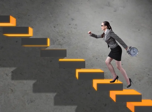 Joven empresaria escalando escalera de carrera — Foto de Stock