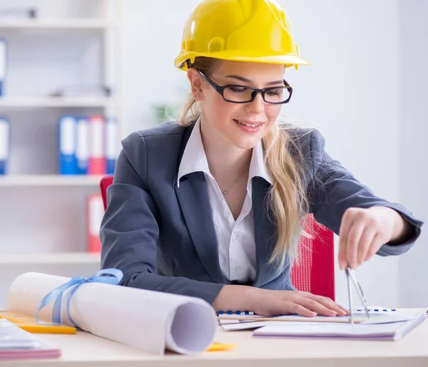 Woman architect working on the project — Stock Photo, Image