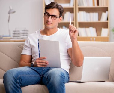 Kanepede oturan adam.