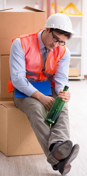 Bezorger dronken op het werk — Stockfoto
