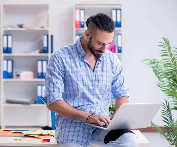 Jovem designer trabalhando em seu estúdio em um novo projeto — Fotografia de Stock